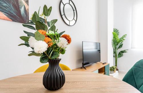 La Roqueta Apartment | Convenient R&C Apartments Near City Center with Great Ratings