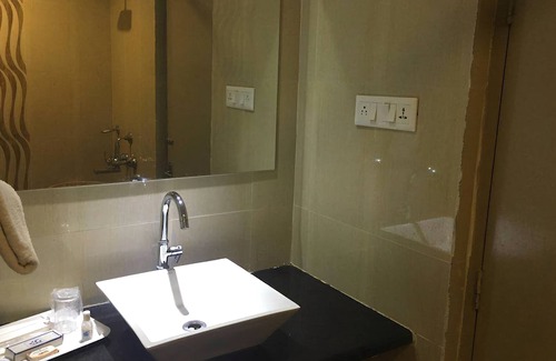 Malur Hotel | Inviting R G Hotels and Resort: Pool, Spa & Family Amenities
