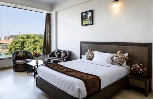Malur Hotel | Inviting R G Hotels and Resort: Pool, Spa & Family Amenities