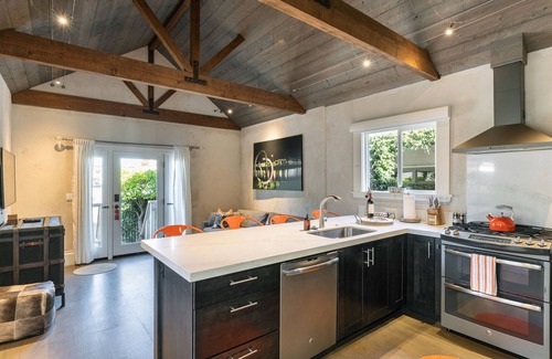 Downtown Napa Bed & Breakfast | Top-Rated R Inn Napa with Spa and Family-Friendly Amenities