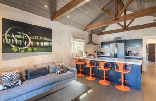 Downtown Napa Bed & Breakfast | Top-Rated R Inn Napa with Spa and Family-Friendly Amenities
