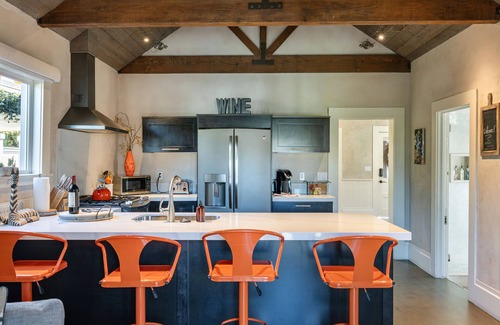 Downtown Napa Bed & Breakfast | Top-Rated R Inn Napa with Spa and Family-Friendly Amenities