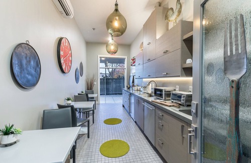 Downtown Napa Bed & Breakfast | Top-Rated R Inn Napa with Spa and Family-Friendly Amenities
