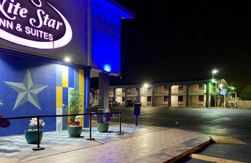North Arlington Hotel | Convenient R Nite Star Inn and Suites - Cowboys & Rangers Stay