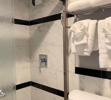 North Arlington Hotel | Convenient R Nite Star Inn and Suites - Cowboys & Rangers Stay