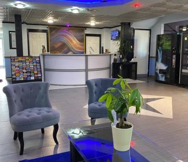 North Arlington Hotel | Convenient R Nite Star Inn and Suites - Cowboys & Rangers Stay