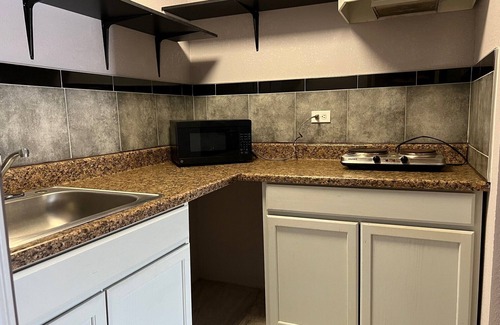 North Arlington Hotel | Cozy R Nite Star Inn & Suite: Pool, Dining & Family Friendly