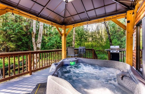 Paradise Estates Cabin | Top-Rated R&R Creekside Cabin with Hot Tub near Mt Rainier