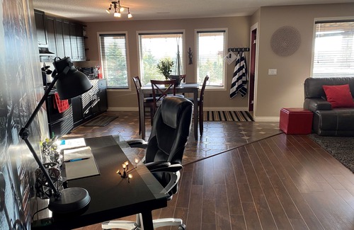 Sage Hill House | R&R Executive Suite with Hot Tub & Scenic Views