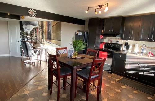 Sage Hill House | R&R Executive Suite with Hot Tub & Scenic Views