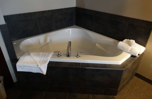 Provost Hotel | Relax at R&R Inn: Family-Friendly with Breakfast Included