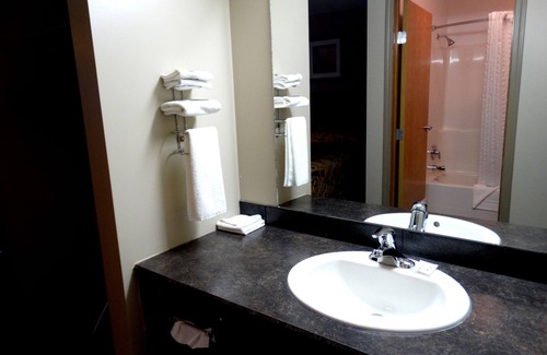 Provost Hotel | Relax at R&R Inn: Family-Friendly with Breakfast Included