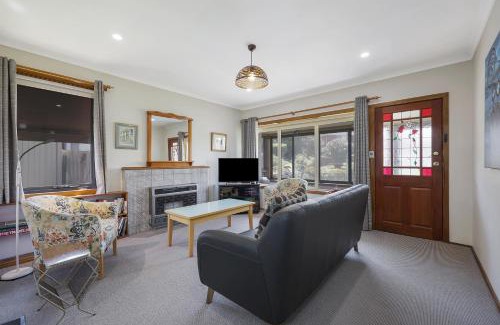 Warrnambool House | Relax at R&R Ocean Breeze - Child-Friendly 4-Star Retreat