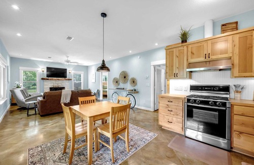 Kingsland House | Relax by the Lake at LBJ-Waterfront Home in Nature's Cove