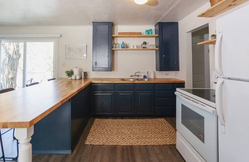 Gold Hill Cottage | Family-Friendly Retreat with River Views and Pet Amenities