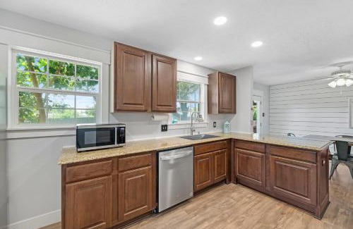 Aransas Pass House | R & R's Reel Paradise 5 minutes to the harbour and 11 miles to the Beach!