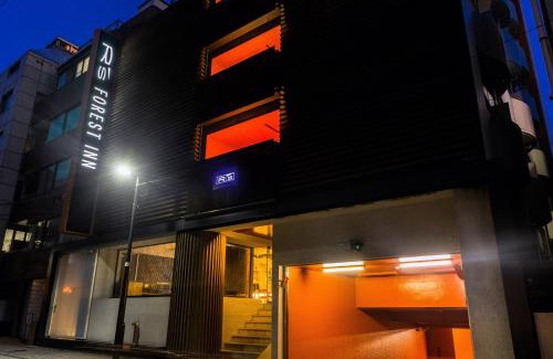 Kawasaki Hotel | Discover Comfort at R's Forest Inn with Hot Tub & Kitchen