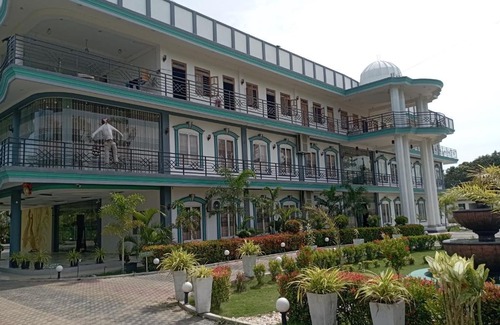 Kilinochchi Hotel | Pet Friendly R S Green Barathi Resort with Pool & Breakfast