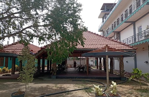 Kilinochchi Hotel | Pet Friendly R S Green Barathi Resort with Pool & Breakfast