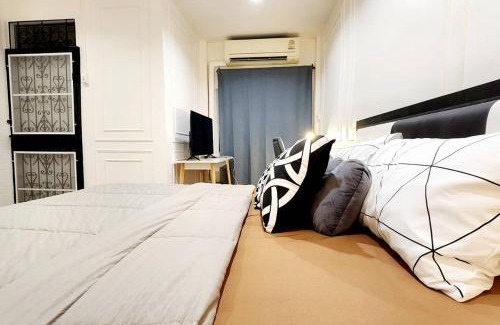 Bang Chak House | Convenient R1 House Near Mega Bangna and Night Market