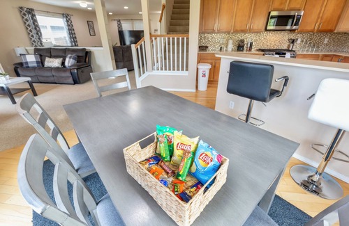 Renton House | Guest Rated: R1 Villa with Kitchen & Pet-Friendly Options