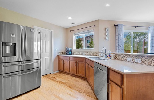 Renton House | Guest Rated: R1 Villa with Kitchen & Pet-Friendly Options
