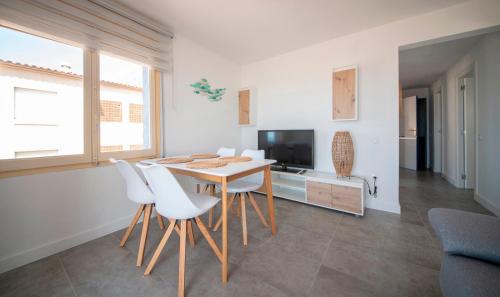 Comarruga Apartment | Oceanfront 4-Star R154 Apartment in Coma-Ruga, Perfect for Families