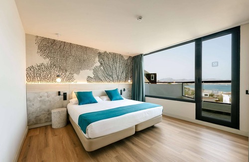 Bahia Calma Hotel | Top-Rated R2 Higos Beach Apartments with Pool and Spa