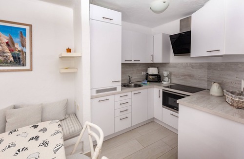 Bahia Calma Apartment | Oceanfront R2 Maryvent Beach Apartments with Spa & Breakfast