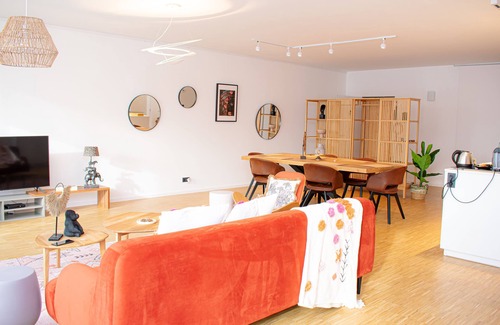 Saint-Josse-ten-Noode Apartment | Elegant Residence with Spa, Hot Tub & Family-Friendly Amenities