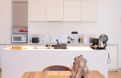 Saint-Josse-ten-Noode Apartment | Elegant Residence with Spa, Hot Tub & Family-Friendly Amenities