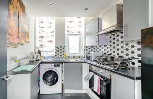 Leeds House | -RA83- For your relaxed,Cosy stay,Free Parking