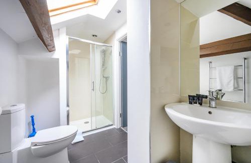 Leeds House | -RA83- For your relaxed,Cosy stay,Free Parking