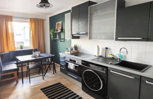 Favoriten Apartment | Raaber 1BR + 3 Min to U1 Metro + Free Parking