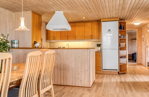 Nr. Lyngby House | Relaxing Raadengaard: Oceanfront Escape with Spa & Breakfast