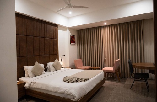 Jamnagar Hotel | Budget-Friendly Comfort at RAAJ SVASTIK INN with Dining