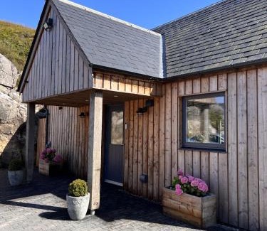 Mallaig House | Pet-Friendly Raasay Studio Lodge with Top Guest Rating 9.5
