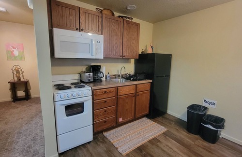 Elba Cabin | Rabbit Hole Retreat, River on Property, Adults Only, No Pets, Peace and Quiet!