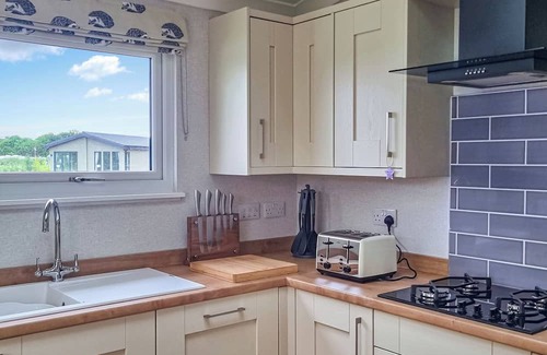 Sturton By Stow Ski Chalet | Rabbit Lodge: Your Ideal Retreat with Family-Friendly Amenities