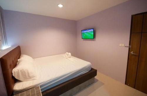 Lat Yao House | Charming Rabbit Room: Family-Friendly Stay with Breakfast