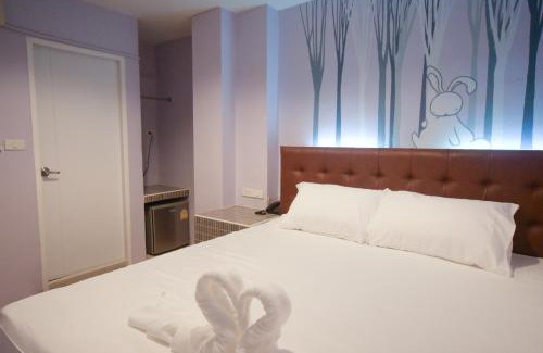 Lat Yao House | Charming Rabbit Room: Family-Friendly Stay with Breakfast