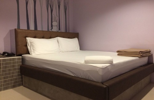 Lat Yao Hotel | Cozy Rabbit Room with Restaurant & Family-Friendly Amenities