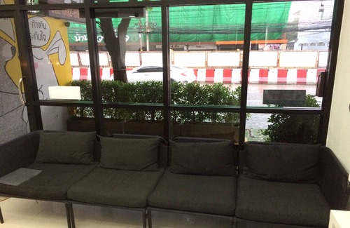 Lat Yao Hotel | Cozy Rabbit Room with Restaurant & Family-Friendly Amenities
