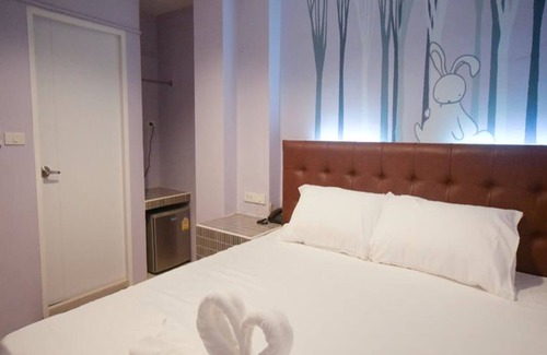 Lat Yao Hotel | Cozy Rabbit Room with Restaurant & Family-Friendly Amenities