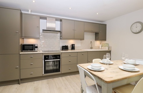 Fareham Cottage | Discover Rabbit's Warren: Family-Friendly Retreat with Pool
