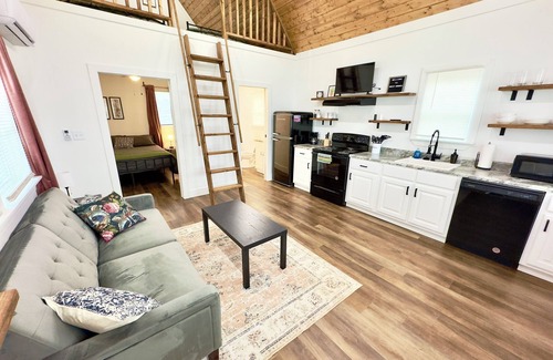 Guntersville Cabin | Cozy Raccoon Cabin on Lake with Game Center & Breakfast
