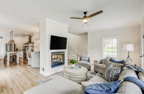 Sunset Point House | Experience Race to Folly: Family & Pet-Friendly Retreat