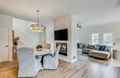 Sunset Point House | Experience Race to Folly: Family & Pet-Friendly Retreat