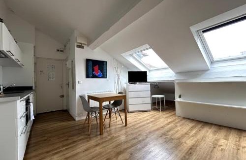 Part Dieu - Bir Hakeim Apartment | Rachais - CI - Lyon 2 - Quiet comfortable and bright studio in Garibaldi