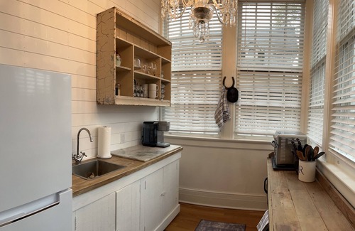 Gastonia House | Relax at Rachel’s Place with Breakfast Included